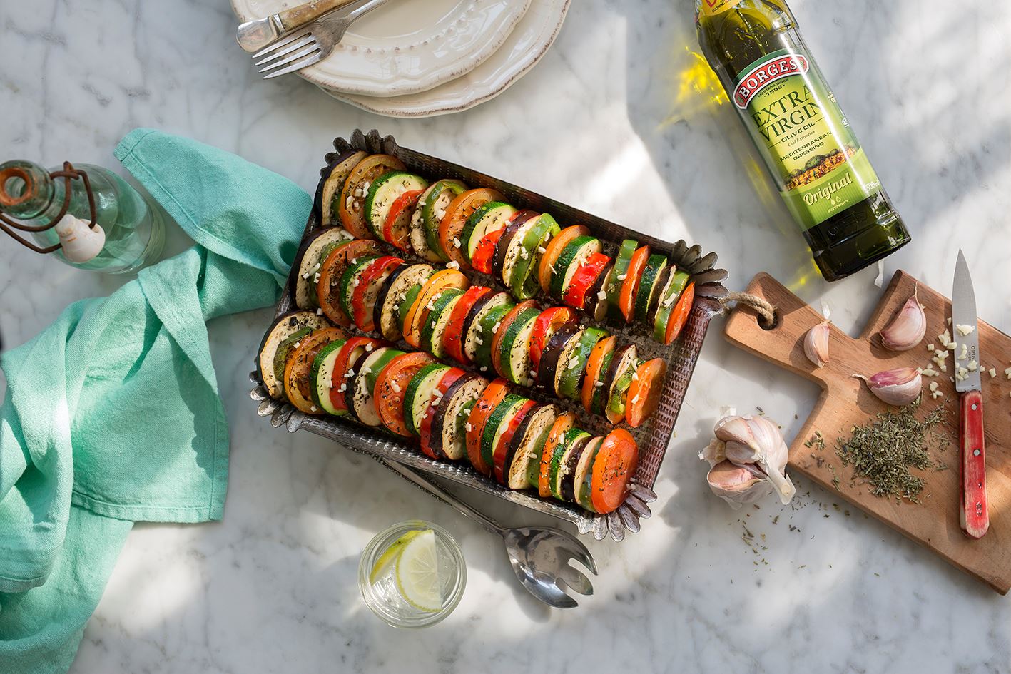 Kogus: 4 portsjonit Koostisosad: 1 suur baklažaan 1 punane paprika 1 roheline paprika 2 suvikõrvitsat 1 suur tomat 1 või 2 küüslauguküünt (vastavalt soovile) Bo